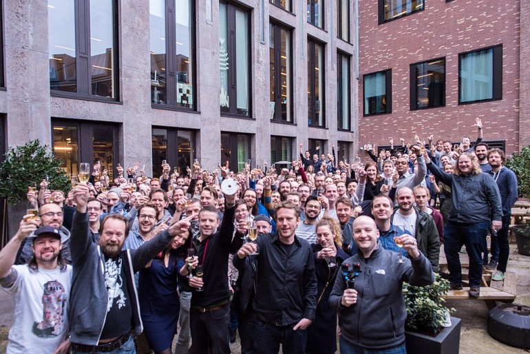 El equipo de Guerrilla Games al completo, celebrando la conclusión del desarrollo de Horizon: Zero Dawn en sus oficinas de Amsterdam. El equipo de Guerrilla Games al completo, celebrando la conclusión del desarrollo de Horizon: Zero Dawn en sus oficinas de Amsterdam.