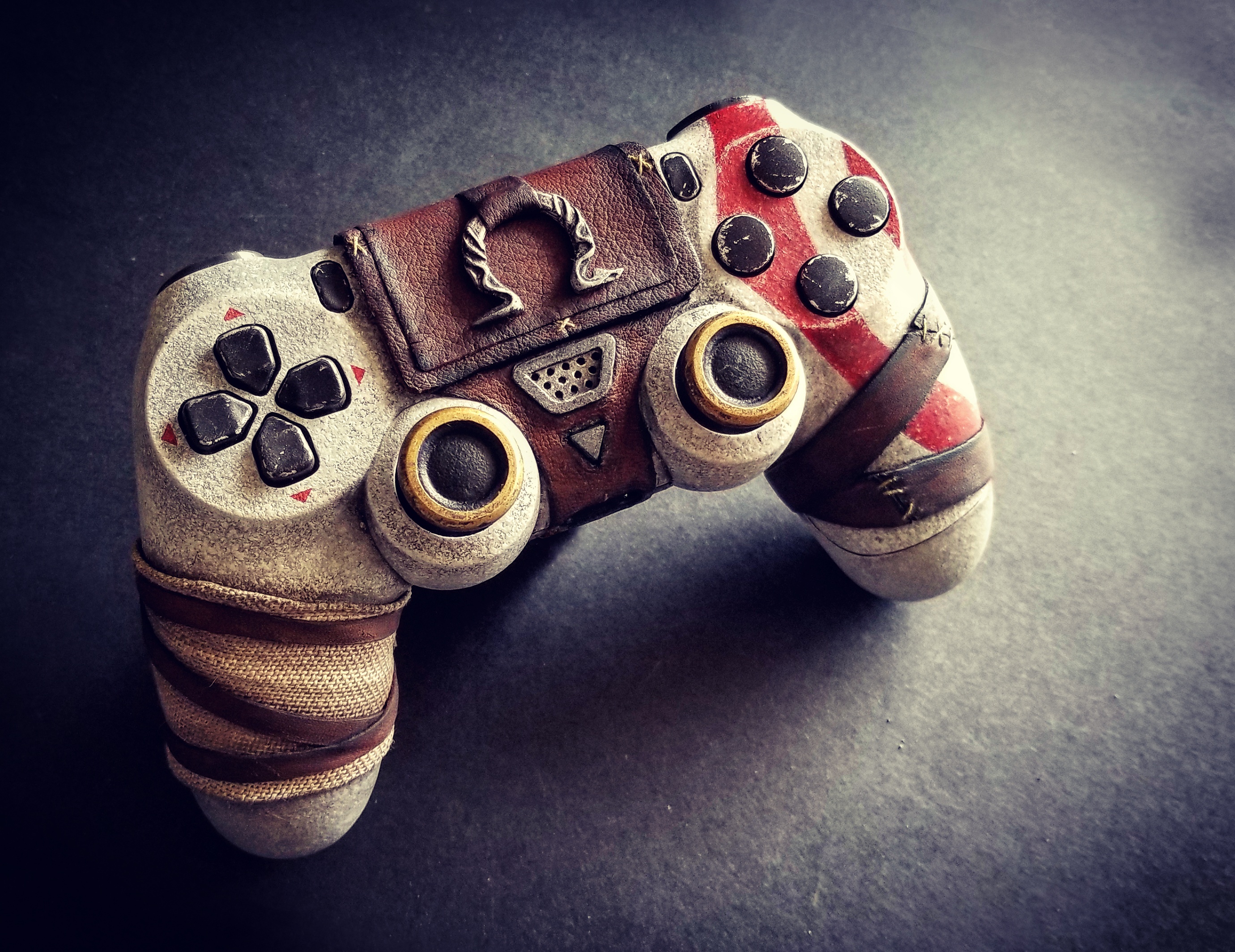 Diseñan un impresionante mando de PS4 inspirado en God of War