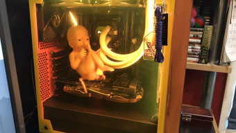 Un fan de Death Stranding construye un PC inspirado en el juego y BB está en su interior