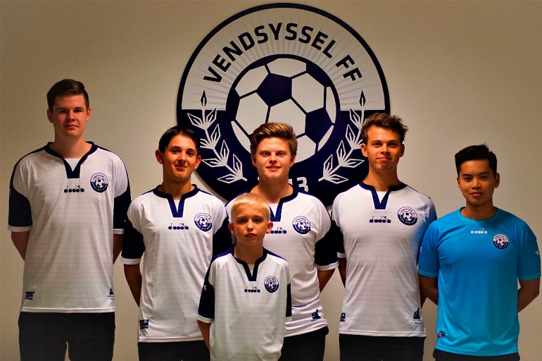 Anders Vejrgang, tercero por la izquierda, junto al resto de jugadores de Vendsyssel.
Foto: Vendsyssel. Anders Vejrgang, tercero por la izquierda, junto al resto de jugadores de Vendsyssel.
Foto: Vendsyssel.