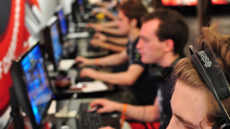 Los deportes electrónicos han sido los principales impulsores del estándar competitivo actual en cuanto a periféricos, juegos como Starcraft II o CS fueron pioneros en el uso de teclados mecánicos en competición. Los deportes electrónicos han sido los principales impulsores del estándar competitivo actual en cuanto a periféricos, juegos como Starcraft II o CS fueron pioneros en el uso de teclados mecánicos en competición.