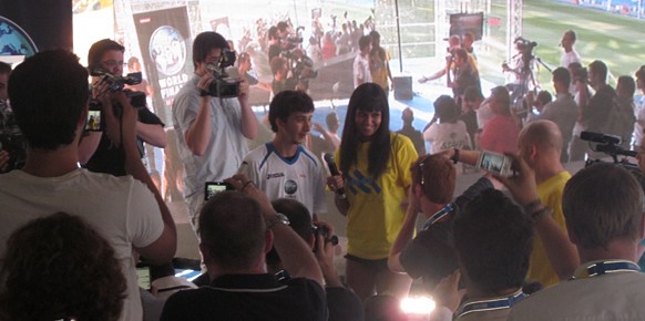 El campeón de las finales de la copa del mundo de PES afrontando multitud de flashes y grabaciones en compañía de Cristina Pedroche.