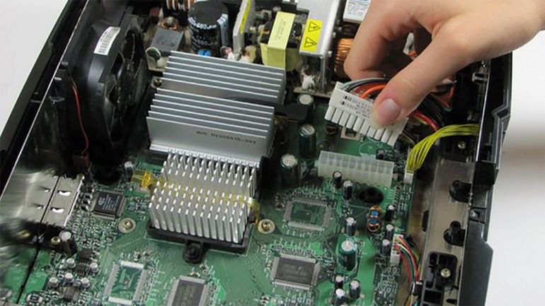 Interior de una Xbox original. Pueden apreciarse en su interior su similitud con un PC tradicional; siendo la placa principal el elemento más discordante.// Imagen: iFixit. Interior de una Xbox original. Pueden apreciarse en su interior su similitud con un PC tradicional; siendo la placa principal el elemento más discordante.// Imagen: iFixit.