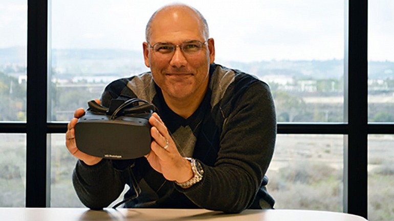David DeMartini posando con un dispositivo Oculus Rift David DeMartini posando con un dispositivo Oculus Rift