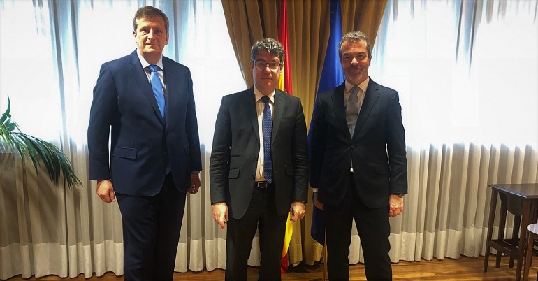 El presidente Alberto González Lorca y José María Moreno, director general de la Asociación Española de Videojuegos (AEVI), junto al ministro de Energía, Turismo y Agenda Digital Álvaro Nadal. El presidente Alberto González Lorca y José María Moreno, director general de la Asociación Española de Videojuegos (AEVI), junto al ministro de Energía, Turismo y Agenda Digital Álvaro Nadal.