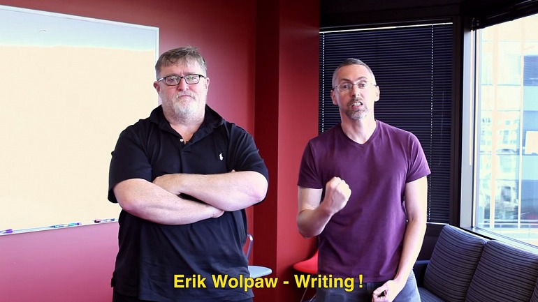 Erik Wolpaw junto a Gabe Newell, uno de los padres de Half Life y principal responsable de Valve. Erik Wolpaw junto a Gabe Newell, uno de los padres de Half Life y principal responsable de Valve.