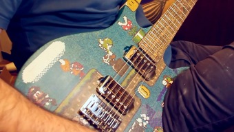 Un fan de Super Mario World se ha hecho una guitarra con 10.000 palos de madera