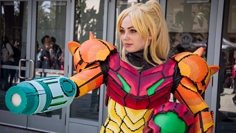 Un impresionante cosplay de Metroid realizado con miles de diminutas piezas de plástico
